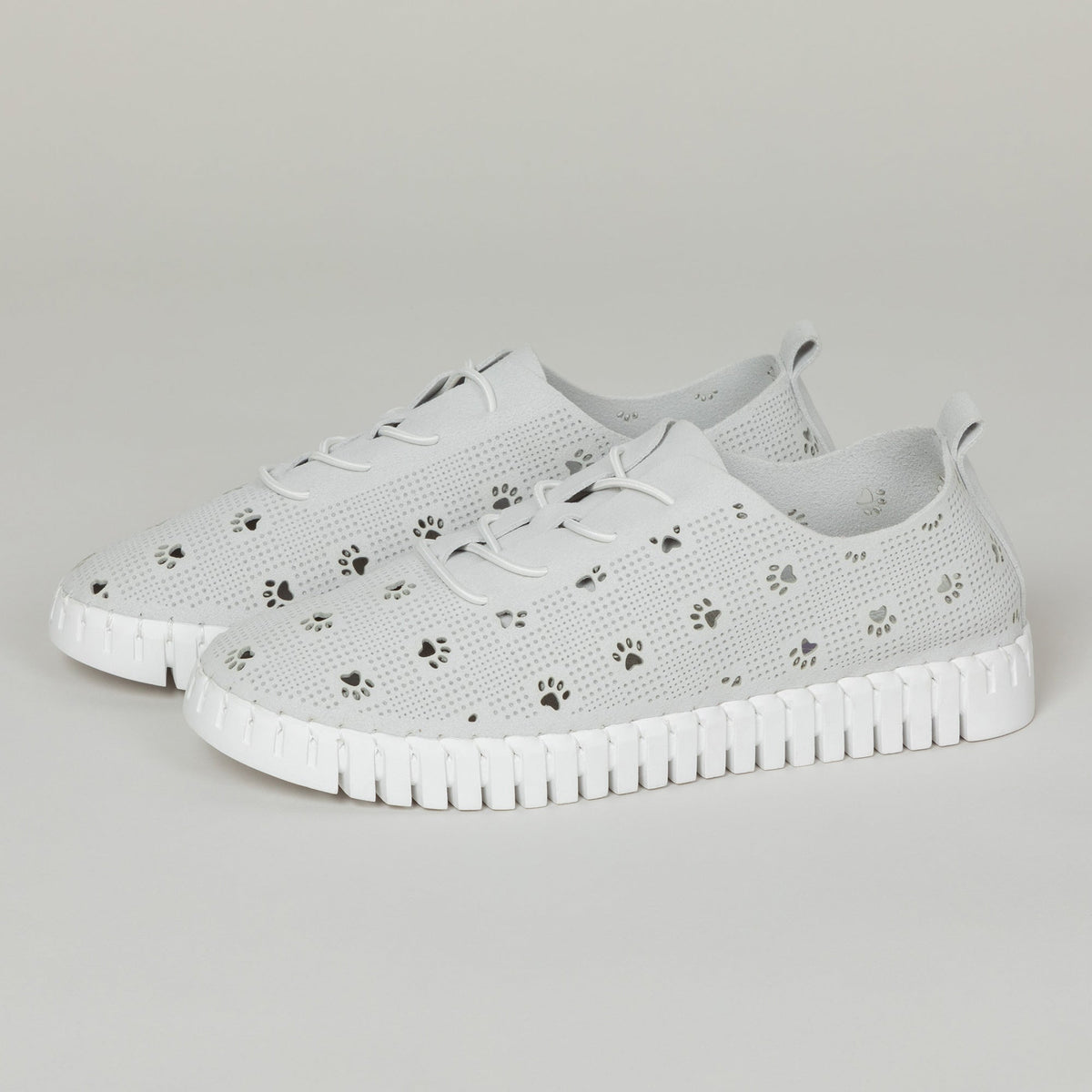 Cut-Out Paw Print Casual Sneakers