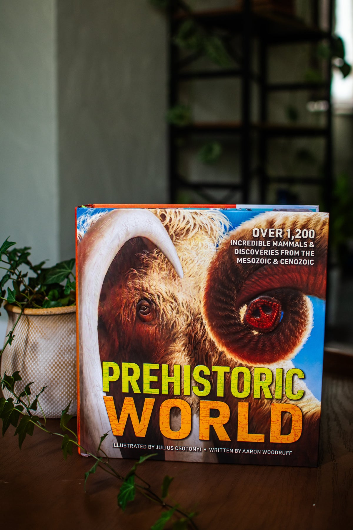 Prehistoric World: Over 1,200 Incredible Mammals and Discoveries from the Mesozoic and Cenozoic