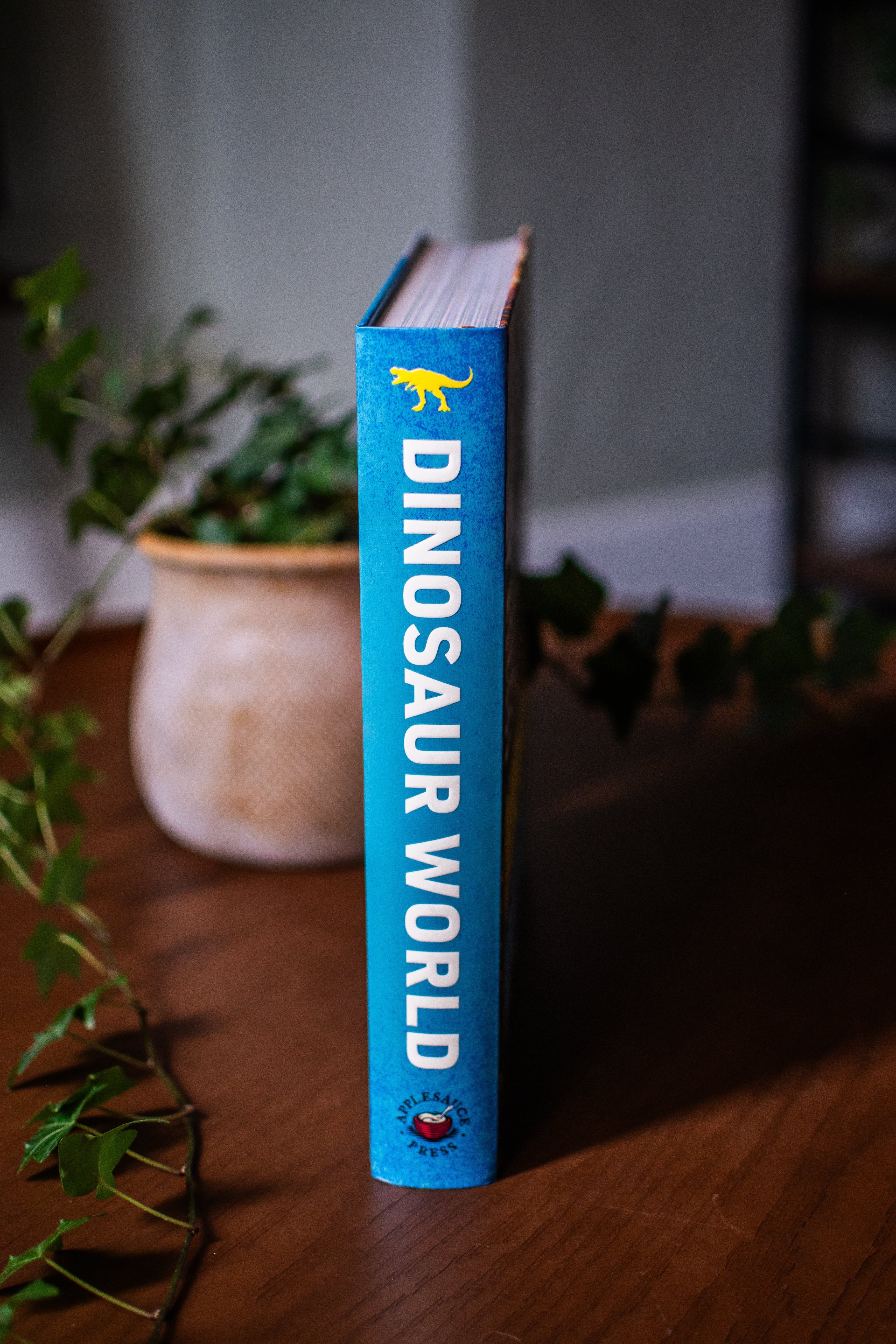 Dinosaur World: Over 1,200 Amazing Dinosaurs, Famous Fossils, and the Latest Discoveries from the Prehistoric Era